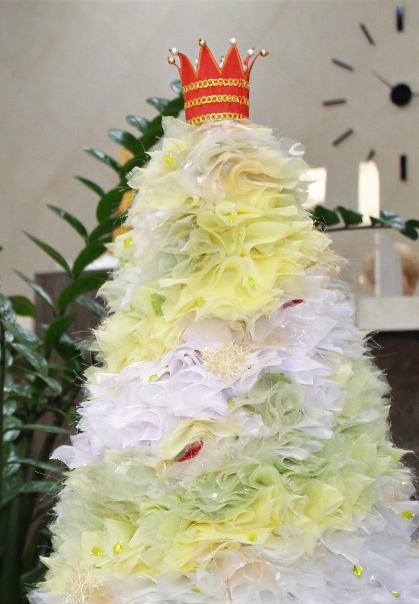 Елка из кусочков ткани. Парад елок - 2022.