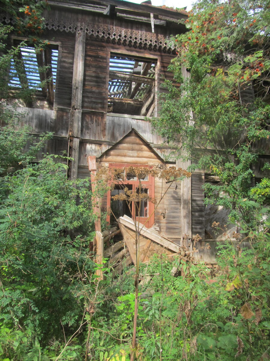 Построили в Ихте здание земского училища. Двухэтажное, деревянное. Ныне, поди, уж упало…
Поди, первый советский учитель не в заупечь избы пришел, а новенькое здание школе...