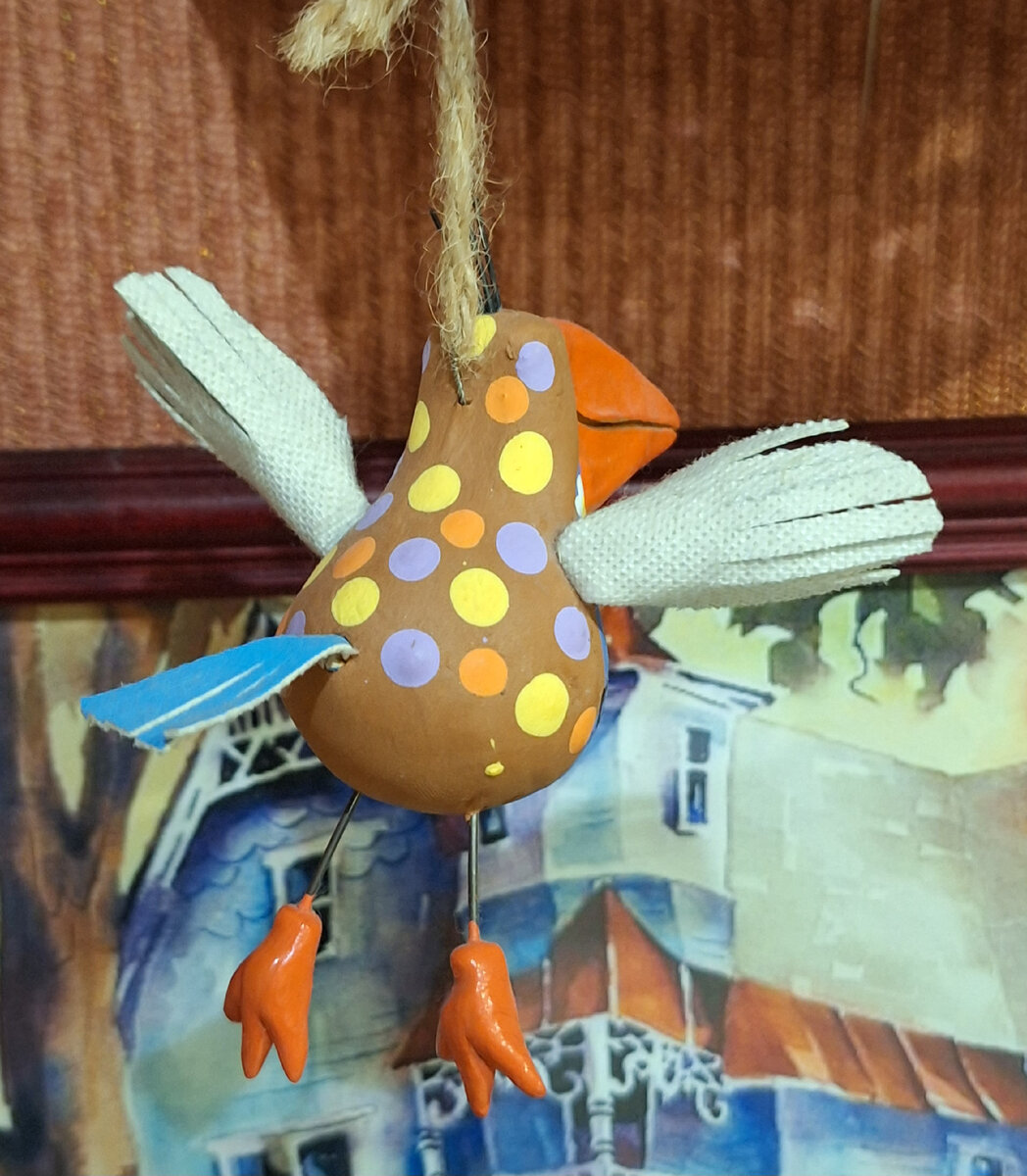 Весёлая птичка, радостная.