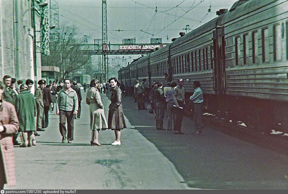 Перрон омского ж.д. вокзала. Фото pastvu.com