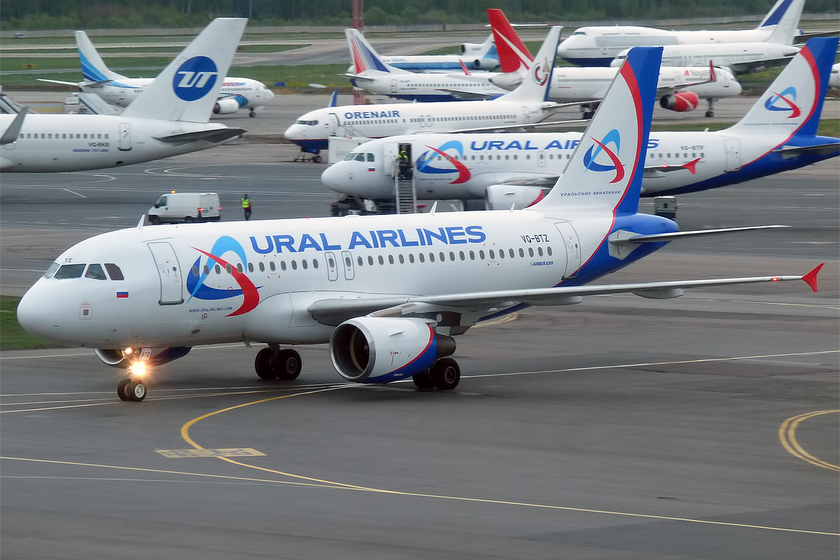 Какие авиакомпании летают из екатеринбурга. Airbus a319 уральские авиалинии. самолет авиакомпании урал эйрлайнс. а319 уральские авиалинии. a319 самолет уральские авиалинии.