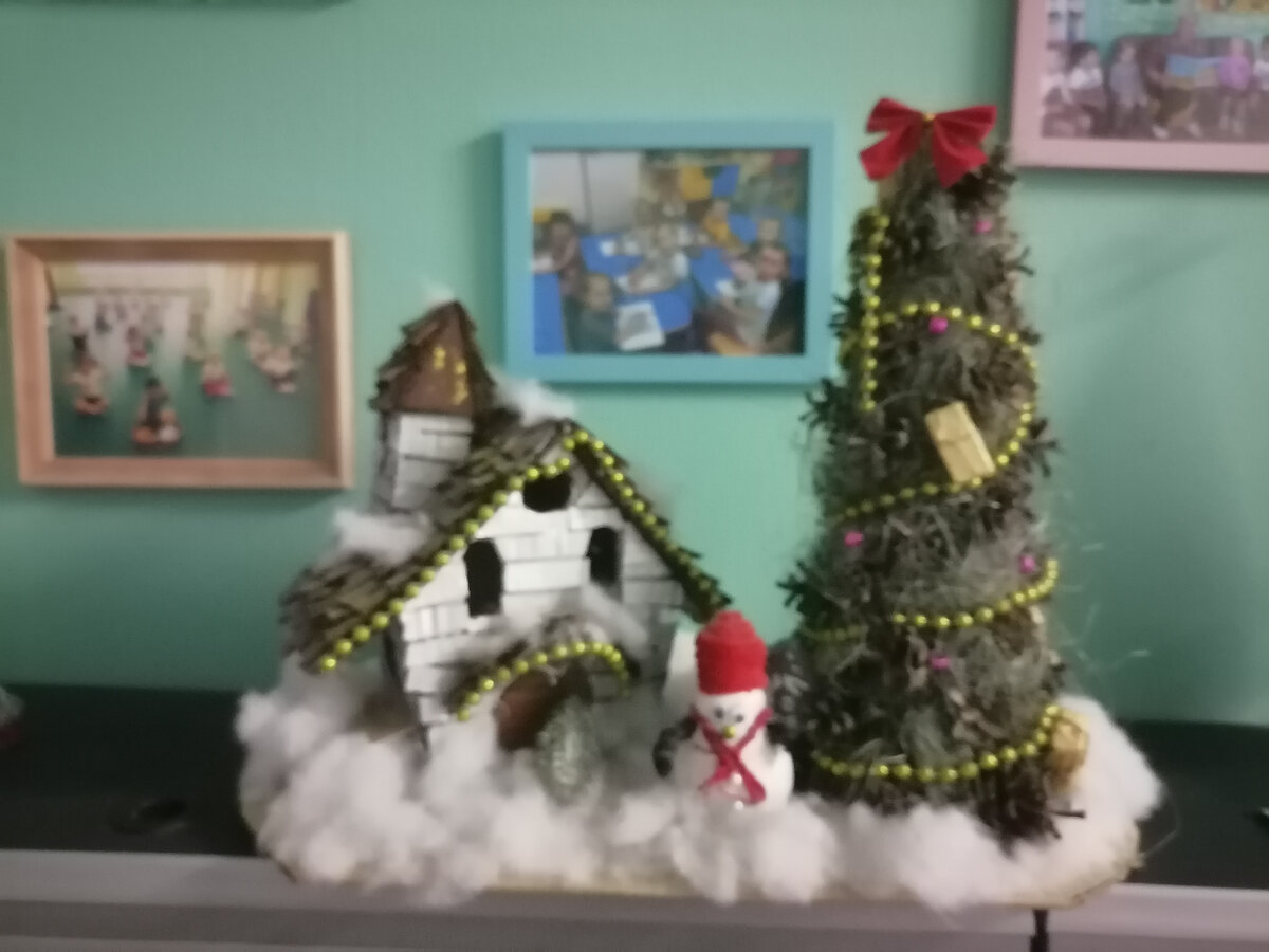 детский сад украшен к новому году.