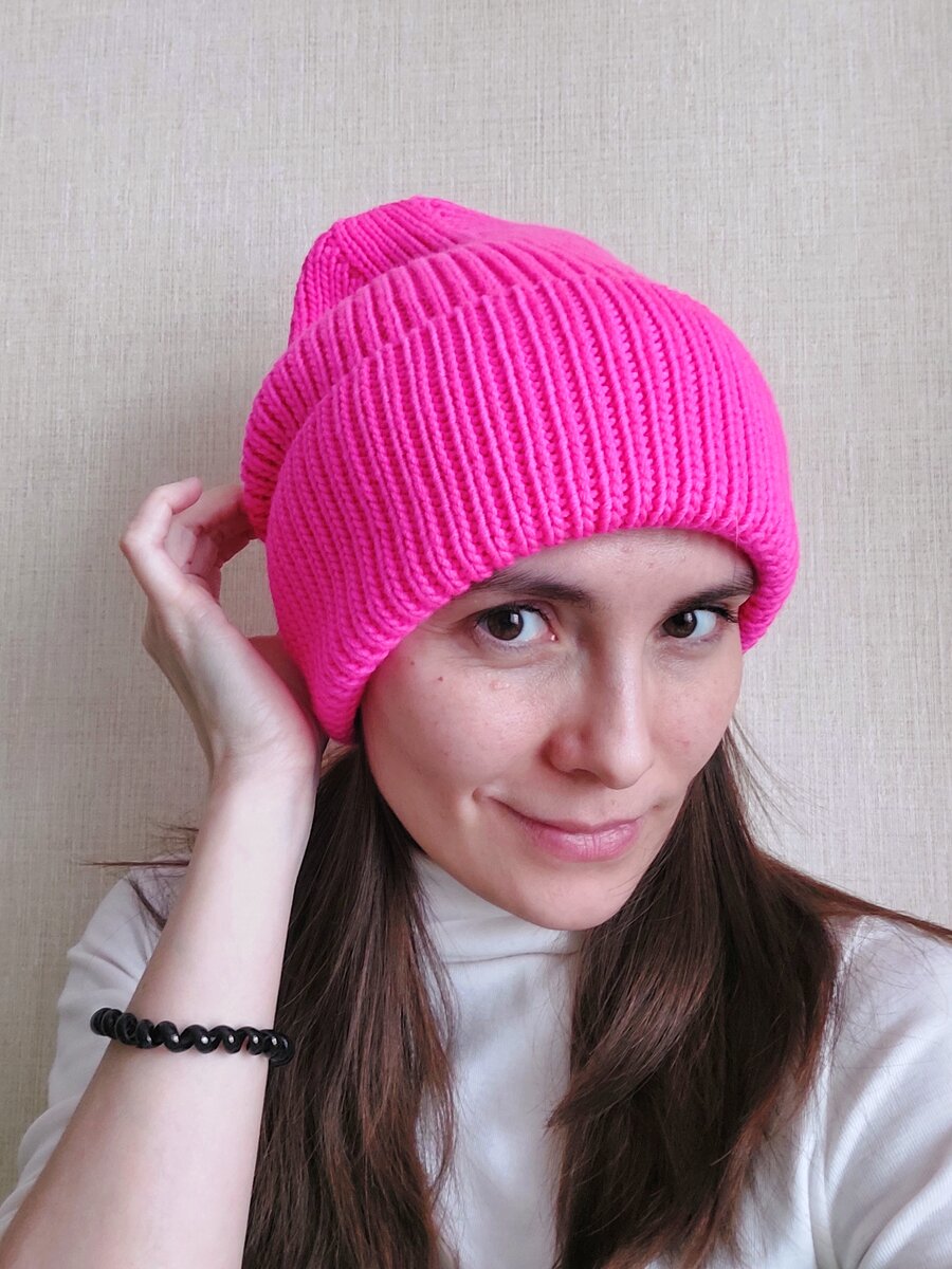 Закончить вязание шапки. Шапка связанная на пяти спицах. Шапка спицами резинкой. Женская шапка на круговых спицах. Шапка бини убавки 4 клина.