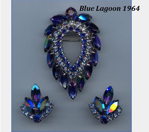 Брошь и клипсы Blue Lagoon от компании Sarah Coventry. Не маркированы. К ним вполне реально прикупить колье, причем за немалые деньги, которого нет в природе. Ссылку, где подробно об этом рассказываю, дам в конце этой статьи