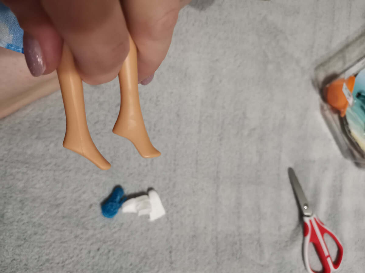 Справа обычная нога софий, слева - этой куклы. 