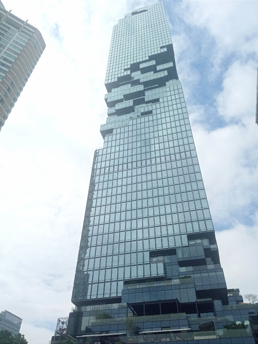 Знаменитый небоскрёб в Бангкоке.