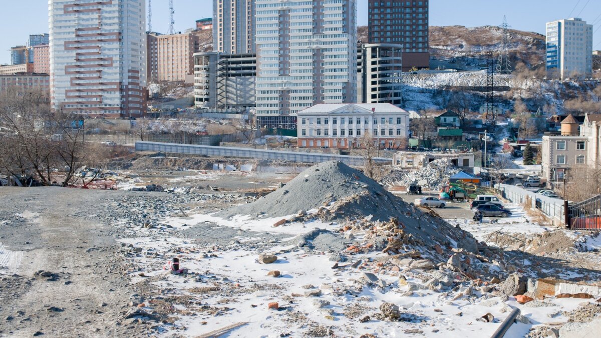    В столице Дальнего Востока семимильными шагами идет реновация Голубиной пади. На месте, где когда-то стояли старые обветшалые дома, построят целый новый микрорайон. И работы уже идут. Корр. «Восток-Медиа» отправился посмотреть, как обстоят дела в той части города, где скоро будет кипеть жизнь.
