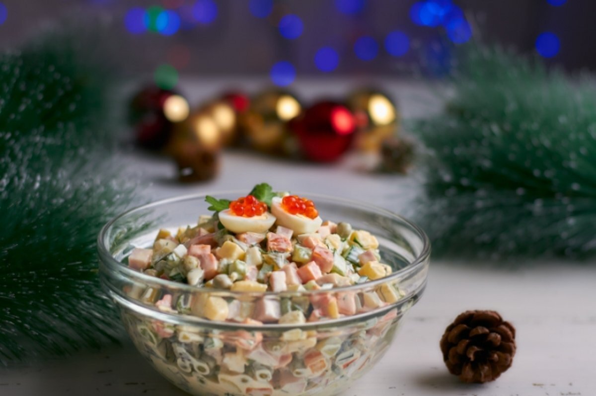 Оливье — главный новогодний салат. Он будет стоять на столе у большей части жителей нашей страны, празднующих Новый год.