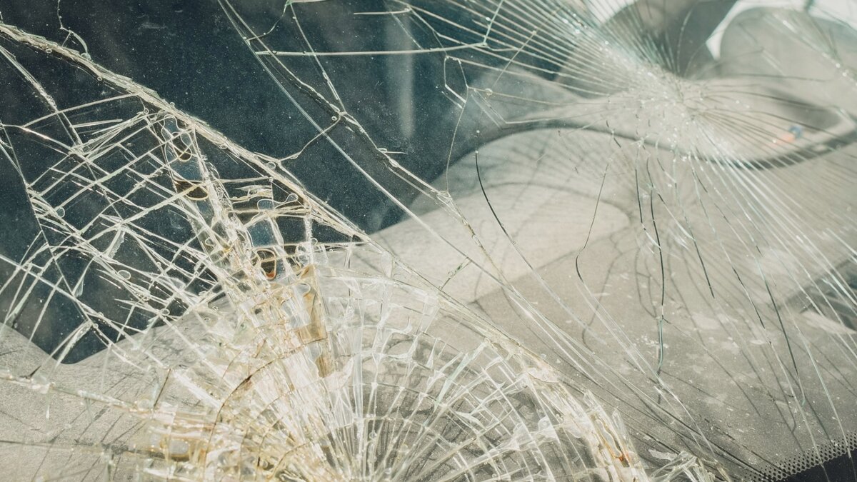     Во Владивостоке сразу четыре автомобиля попали в массовое ДТП. Машины собрались в импровизированный паровозик. Хуже всего пришлось «Тойоте Королле», которая оказалась «локомотивом» — ее ударили дважды.