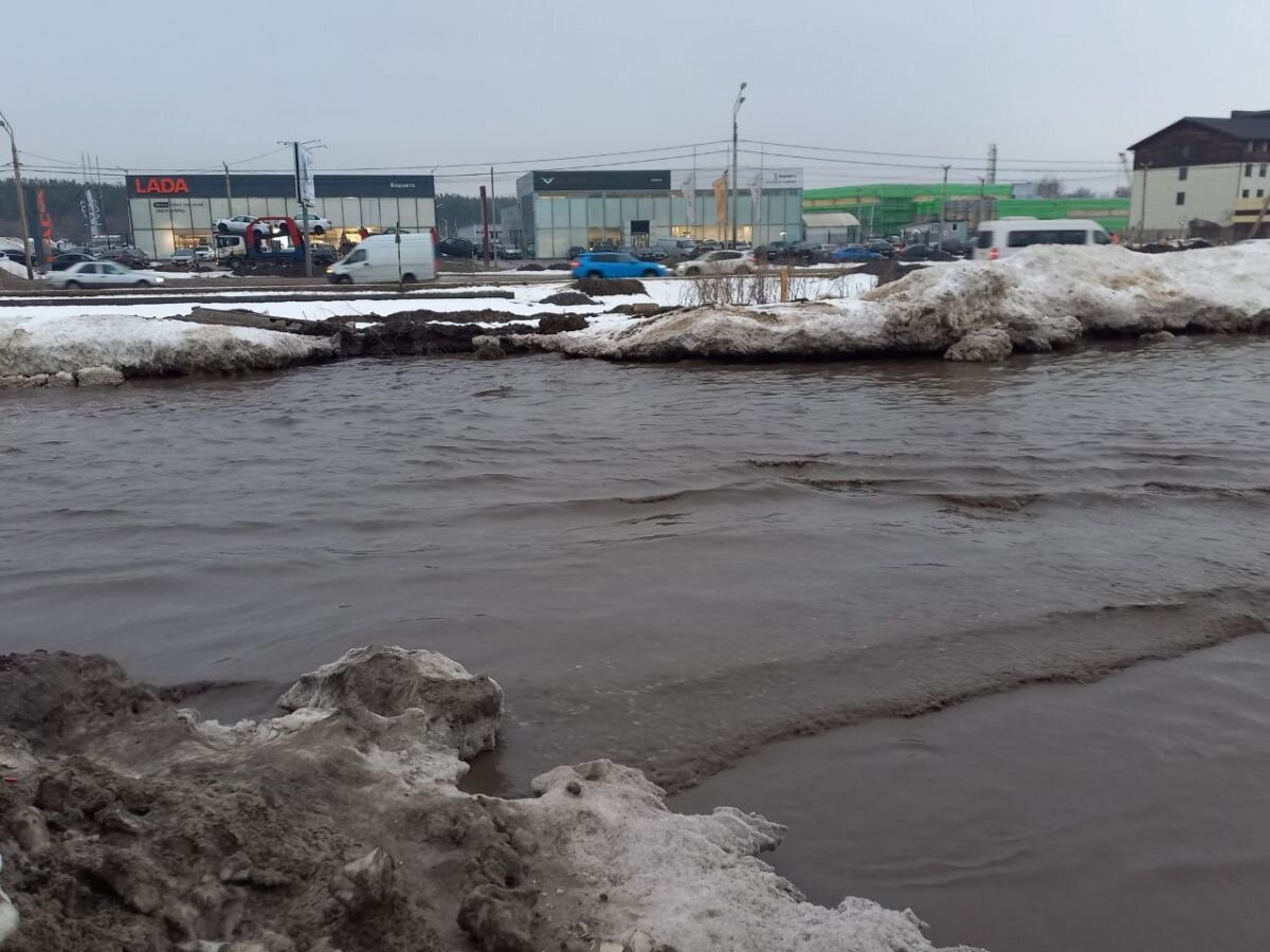 Глубокое новое. Пена в новом водоёме. Пена в новом пруду.