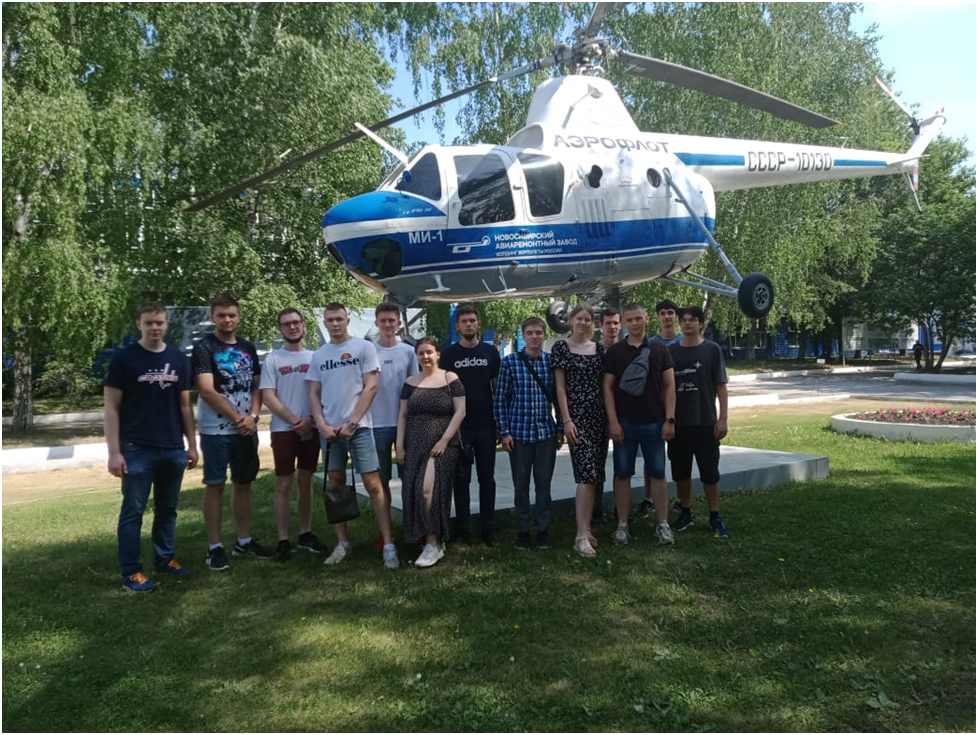 09.06.2023 Экскурсия будущих механиков из СГУПСа                                                                                Экскурсия на производственное предприятие вызвала большой интерес и оставила яркие впечатления. Сотрудники завода рассказали об его истории, начинающейся с эвакуации в годы Великой Отечественной войны Внуковских авиаремонтных мастерских в г. Новосибирск, провели по цехам, подробно рассказали об основных этапах технологического процесса ремонта вертолетной техники и ответили на многочисленные вопросы.
