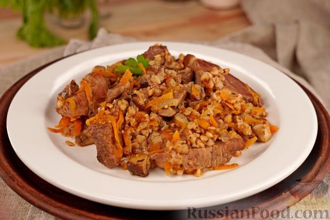говядина, грибы, лук репчатый, морковь, масло подсолнечное, крупа гречневая, чеснок сушёный молотый, паприка молотая, травы пряные прованские, соль, перец чёрный молотый