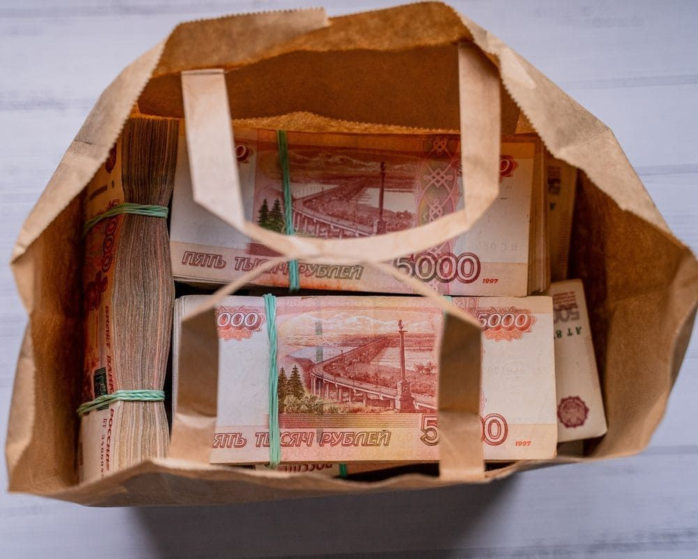 5 миллионов рублей. Деньги назад. Отдает деньги. Человек с деньгами. Отдавай деньги 22.