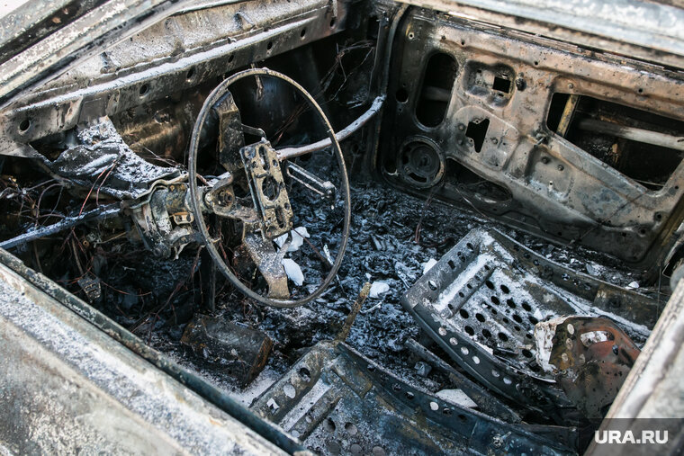    На парковке возле дома из-за пожара пострадали два автомобиля