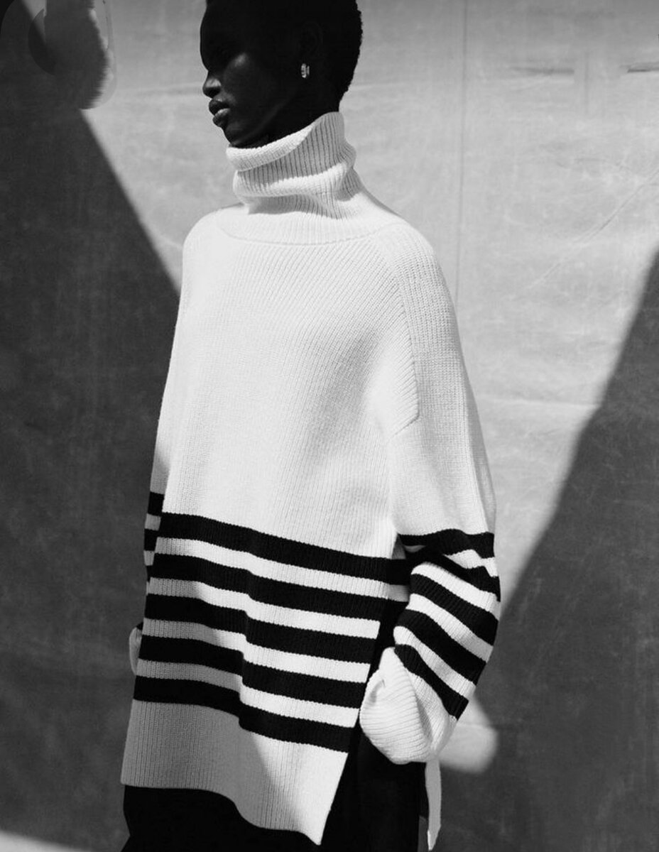 Объемный свитер, с разрезами по бокам, Реглан-погон. Высокая стойка воротник. Полупатентная резинка. Основной цвет белый.