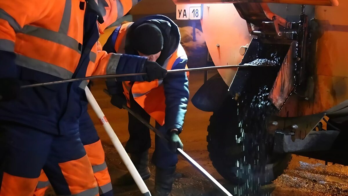     В связи с потеплением дорожные службы возобновили устранение аварийных дефектов на дорогах Ижевска.