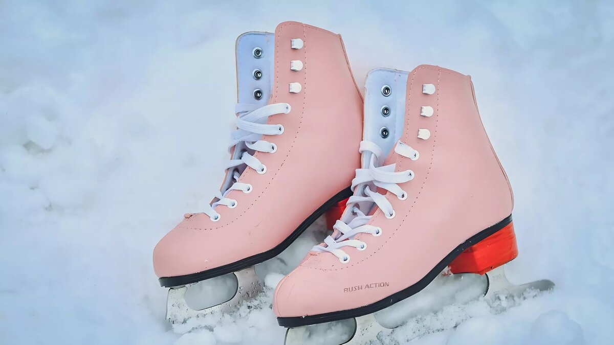     Ледовый каток на набережной Туры готовится к открытию. Его площадь — более 2.2 тысячи квадратных метров.