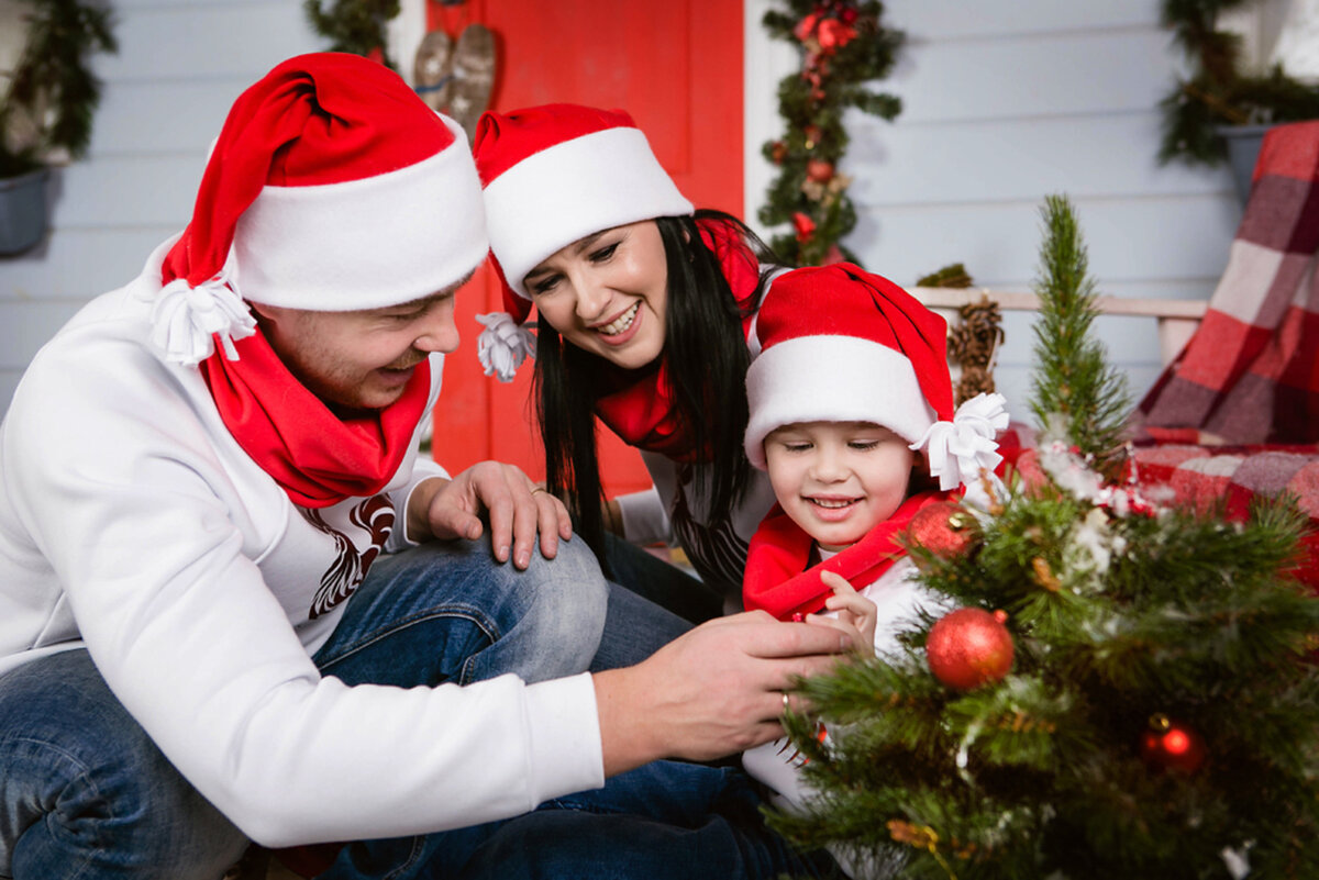 Family new years. Новый год семья. Новогодние семейные традиции. Фотосессия новый год семья. Новогодняя фотосессия семейная.