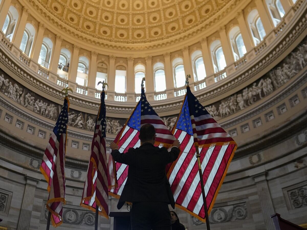    Флаги США в здании Капитолия в Вашингтоне, США © AP Photo / Carolyn Kaster