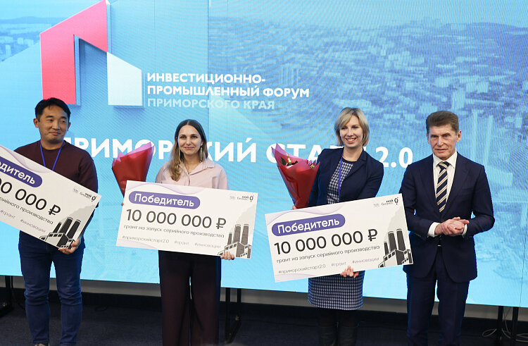 Фото: Игорь Новиков (правительство Приморского края). Глава региона поздравил победителей и пожелал успешной реализации своих проектов