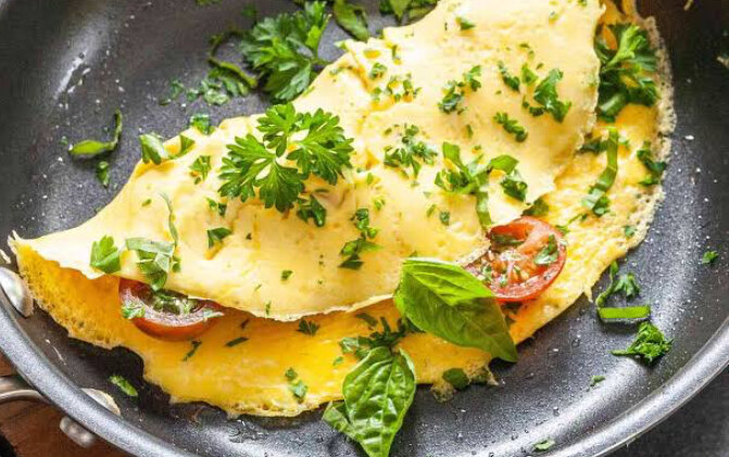 Омлет с беконом и томатами - отличный выбор для завтрака! Вот простой рецепт, который вы можете использовать:

Ингредиенты:
- 3 яйца
- 2-3 полоски бекона
- 1 маленький помидор
- Половина луковицы
- Соль и перец по вкусу
- Петрушка для украшения

Инструкции:
1. Нарежьте бекон на небольшие кусочки. Обжарьте его на среднем огне в сковороде до золотистого цвета. Поставьте обжаренный бекон в отдельную миску.
2. Нарежьте помидор на небольшие кубики, а лук - на тонкие полукольца.
3. В ту же сковороду, где жарился бекон, добавьте нарезанный лук и помидоры. Пожарьте их на среднем огне примерно 5 минут до мягкости.
4. Взбейте яйца в миске, добавьте соль и перец по вкусу. Постепенно добавляйте обжаренный бекон и овощи из сковороды, перемешивая.
5. Разогрейте небольшое количество масла в сковороде на среднем огне. Вылейте смесь яиц, бекона и овощей в сковороду.
6. Готовьте омлет на среднем огне в течение 5-7 минут или до готовности. Омлет готов, когда верхняя часть становится плотной и не текучей.
7. Подавайте омлет на тарелку и украсьте петрушкой по желанию.

Приятного аппетита!