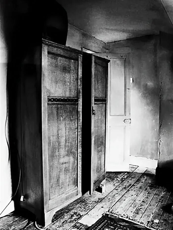 Жуткие двери. Страшная дверь. Страшная комната. Старинная дверь в комнате.