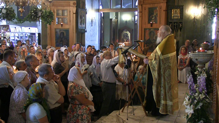 проповедь в храме. проповедь священника. священник проповедует. священник в церкви. священник проповедует.