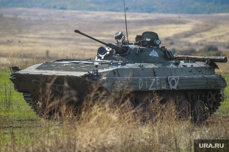    Экипажи БМП-3 оттачивают навыки вождения и стрельбы на полигоне (архивное фото)