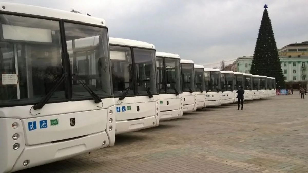 Источник фото: https://chernovik.net/content/lenta-novostey/na-ploshchadi-mahachkaly-prezentovali-novye-gorodskie-avtobusy?