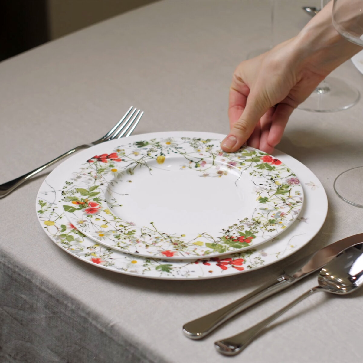 Яркие акварельные краски на немецком фарфоре не выцветают со временем — они круглый год будут создавать за столом летнее настроение!