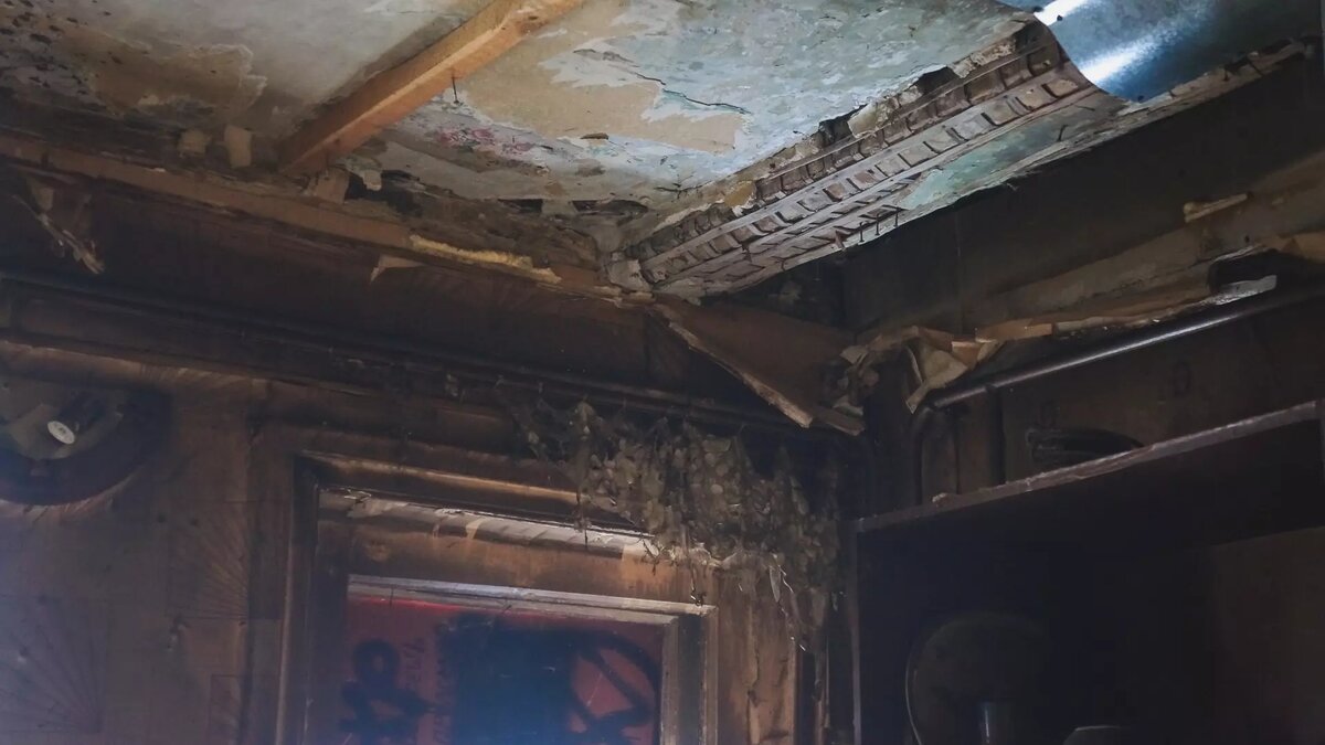     Жители двухэтажного аварийного дома по улице Волгоградской боятся не дожить до расселения, запланированного на 2030 год — в любой момент здание может сложиться пополам.