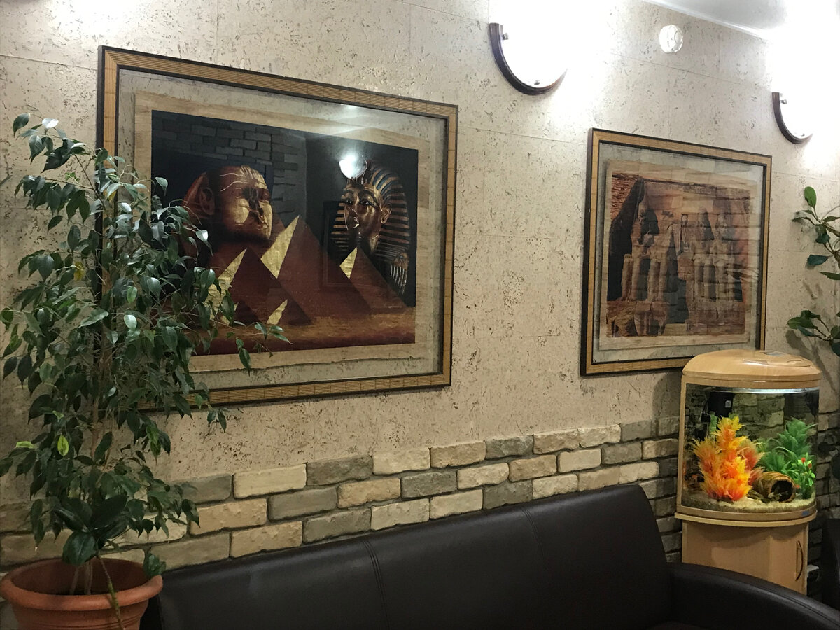 В офисе нотариуса. Какую странность я заметила на одной из картин, я напишу в конце статьи