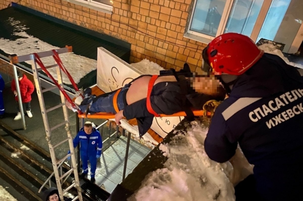    Спасатели эвакуировали мужчину с крыши и передали врачам скорой помощи.