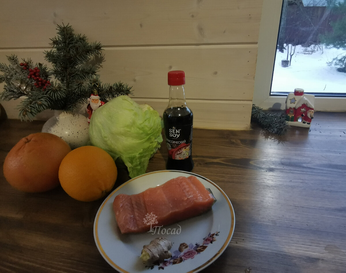 Только в процессе вёрстки заметила, что на фото не хватает двух важных ингредиентов: перца и лука. Перец моет дочка, а салатный лук мы забыли дома. Пришлось делать салат без него. Но и без лука салат тоже оказался вкусным. Так что, если не очень любите лук в салате, можно делать салат без лука.