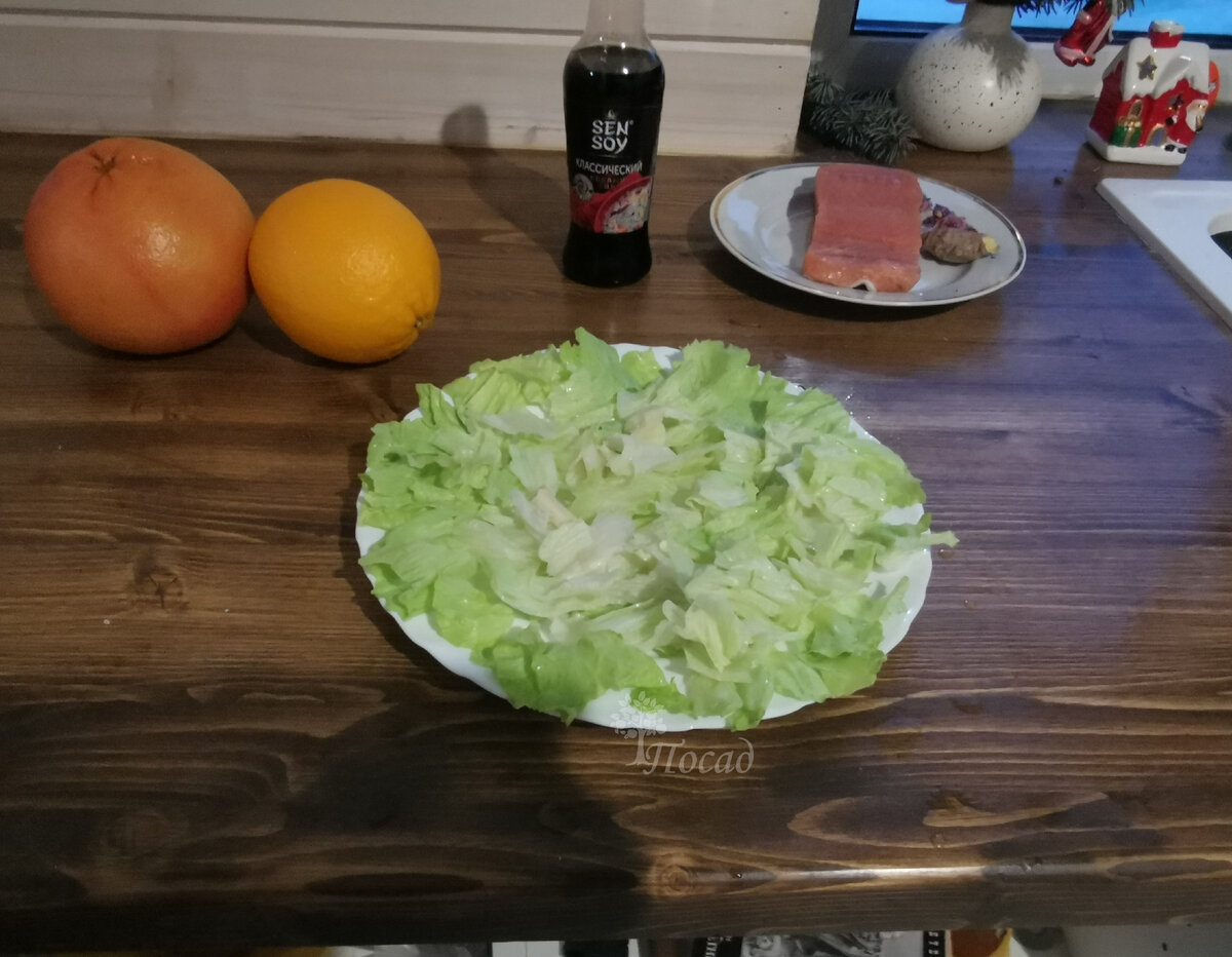 Фестончатые края листьев салата я выкладывала по краям тарелки. Белые хрустящие кусочки - в середину.