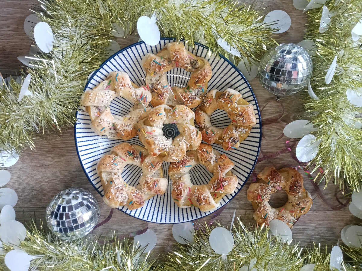 Яблочные колечки в слоеном тесте