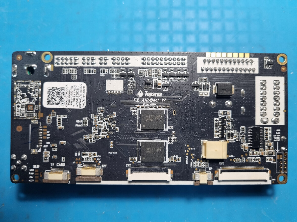 Каждому, кто ремонтирует электронные приборы, знакомо чувство предвкушения успешной починки после долгих поисков необходимой детали. История, о которой пойдет речь, началась с простой неисправности: магнитола, принесенная знакомым, не включалась. Перспектива ремонта омрачалась подгоревшей микросхемой YD1821B, доступной лишь через заказ из Китая.
Исходя из опыта, инженер мог предполагать, что после замены микросхемы магнитола оживет. Вот только после установки новой детали и подключения к лабораторному блоку питания на 12 вольт устройство показало статическое потребление в 0,06А, сигнализируя о том, что процесс инициализации и запуска магнитолы так и не начался.

Разгадка проблемы предстала спустя полдня бесплодных попыток, когда в силу случая напряжение питания было снижено до 9 вольт. Этот шаг вызвал рост потребления до 0,5А и заставил аппарат задействовать свои функции. Однако повышение напряжения обратно до 12 вольт снова приводило к отключению. Это указывало на срабатывание защиты от перенапряжения.
