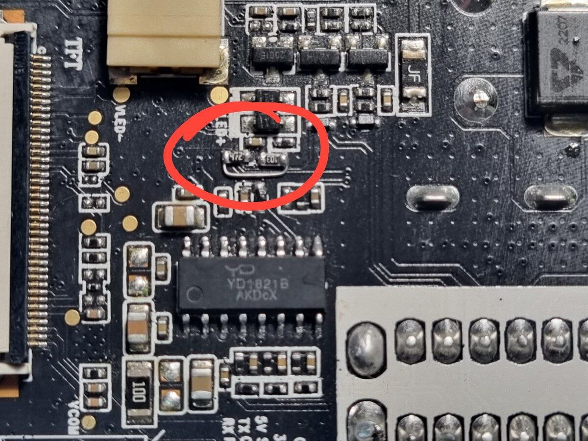 Детальные измерения помогли выявить, что при успешно работающем устройстве на одном из узлов формировалось напряжение 1,6В, которое при увеличении питания до 12В возрастало до 2В и заставляло магнитолу выключаться. Разгадка заключалась в тонкостях дизайна платы: резистивный делитель, состоящий из резисторов на 100кОм и 20кОм, контролировал уровень напряжения. Если напряжение поднималось до 2В, система переходила в защитный режим. 
Решение пришло с заменой 20кОмного резистора на 14.7кОм. Этот шаг позволил системе правильно реагировать на рабочее напряжение и успешно выполнять свои функции. В конечном итоге, магнитола была реанимирована и теперь может надежно защищать себя от перенапряжений до 16В.