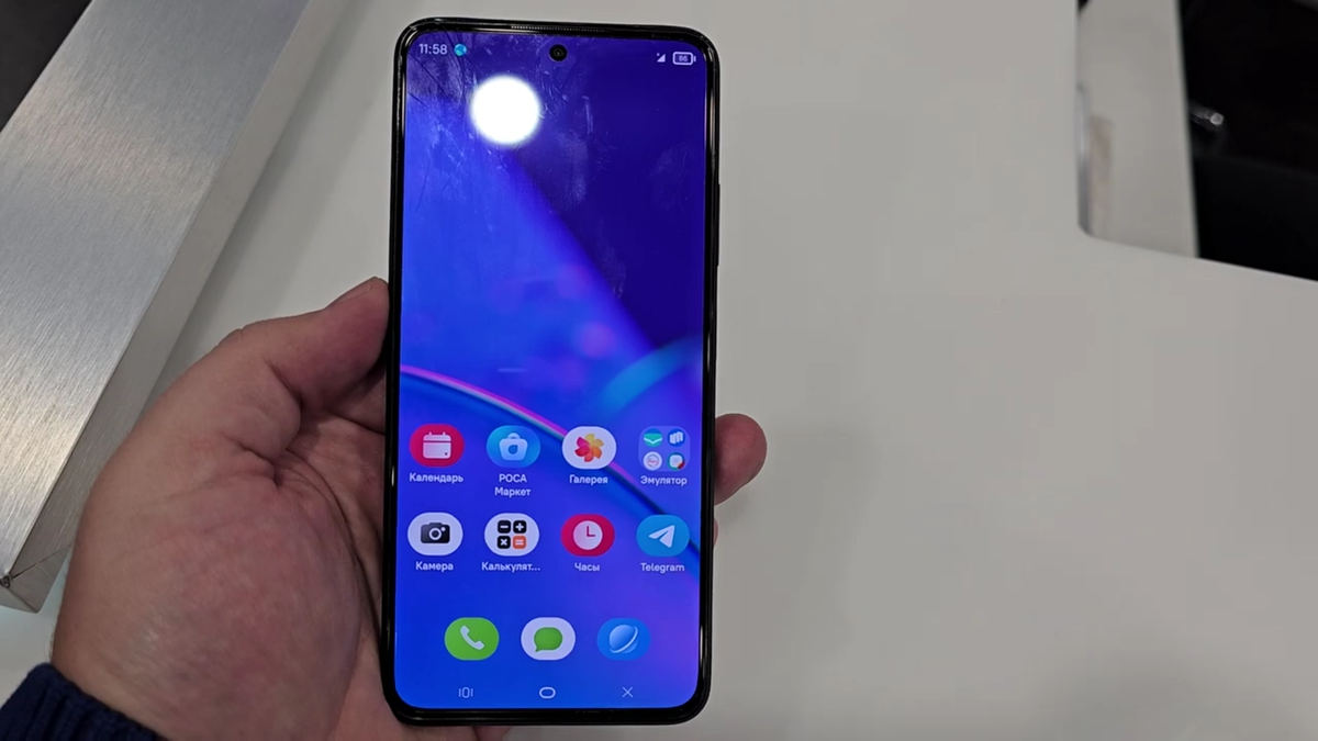 Рабочий стол. Источник: https://mobile-review.com/all/articles/presentation/r-fon-na-plazma-mobile-rossijskij-linux-uzhasnyj-i-besposhhadnyj/