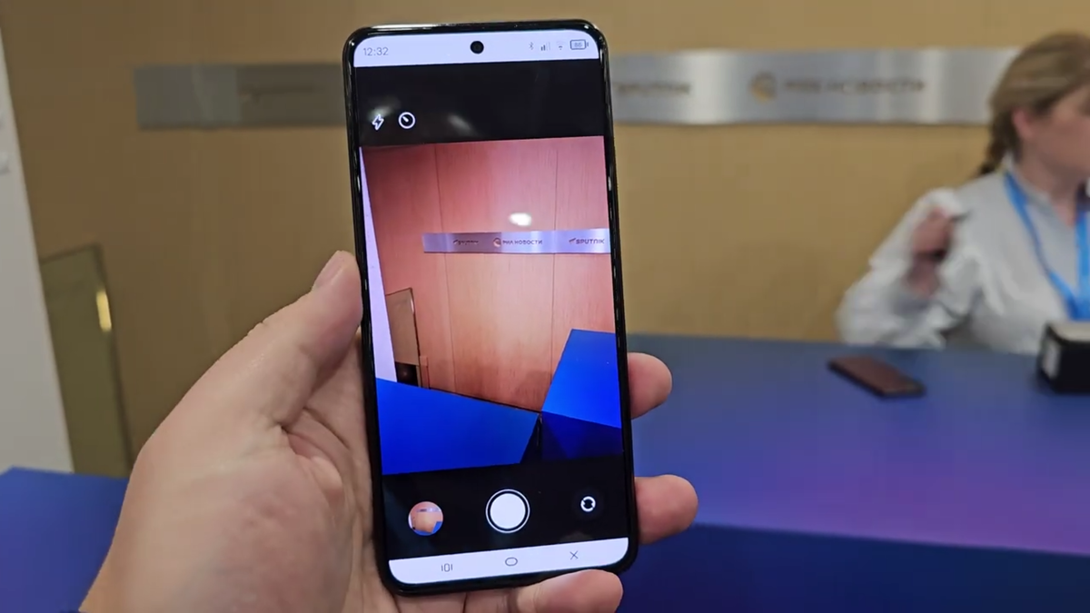 Камера. Источник: https://mobile-review.com/all/articles/presentation/r-fon-na-plazma-mobile-rossijskij-linux-uzhasnyj-i-besposhhadnyj/