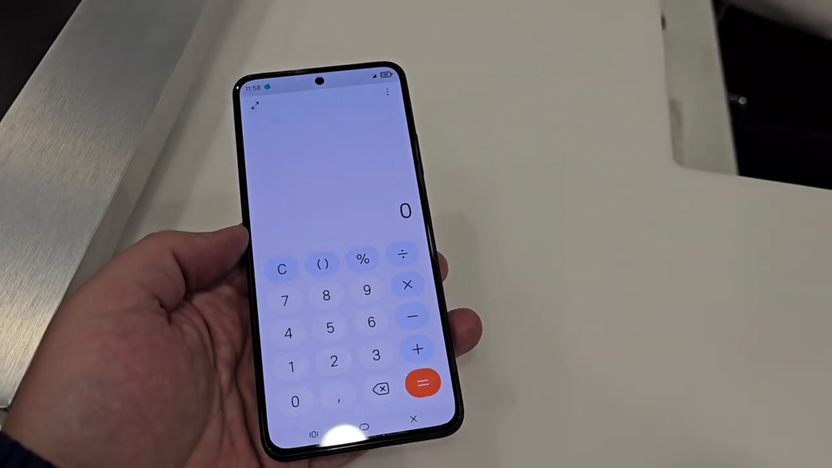 Калькулятор. Источник: https://mobile-review.com/all/articles/presentation/r-fon-na-plazma-mobile-rossijskij-linux-uzhasnyj-i-besposhhadnyj/