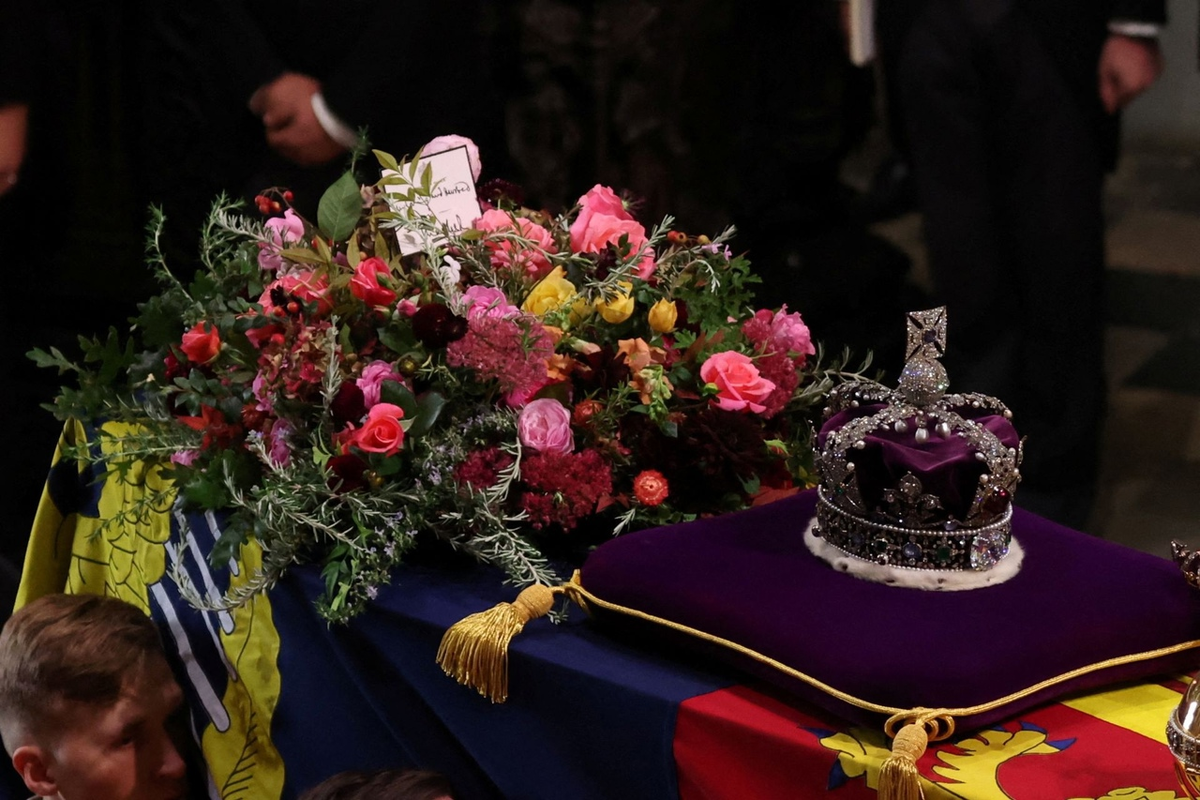 Похороны Елизаветы II 2022. Похороны королевы Елизаветы 2022. Похороны Елизаветы 2 королевы. Могила королевы Елизаветы 2022. Похоронить на английском
