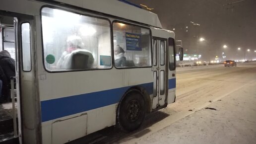 Троллейбус ЗиУ-682 КВР БТРМ-4011 с воющим мостом и автобус Mercedes-Benz O405 (АО 878 22).