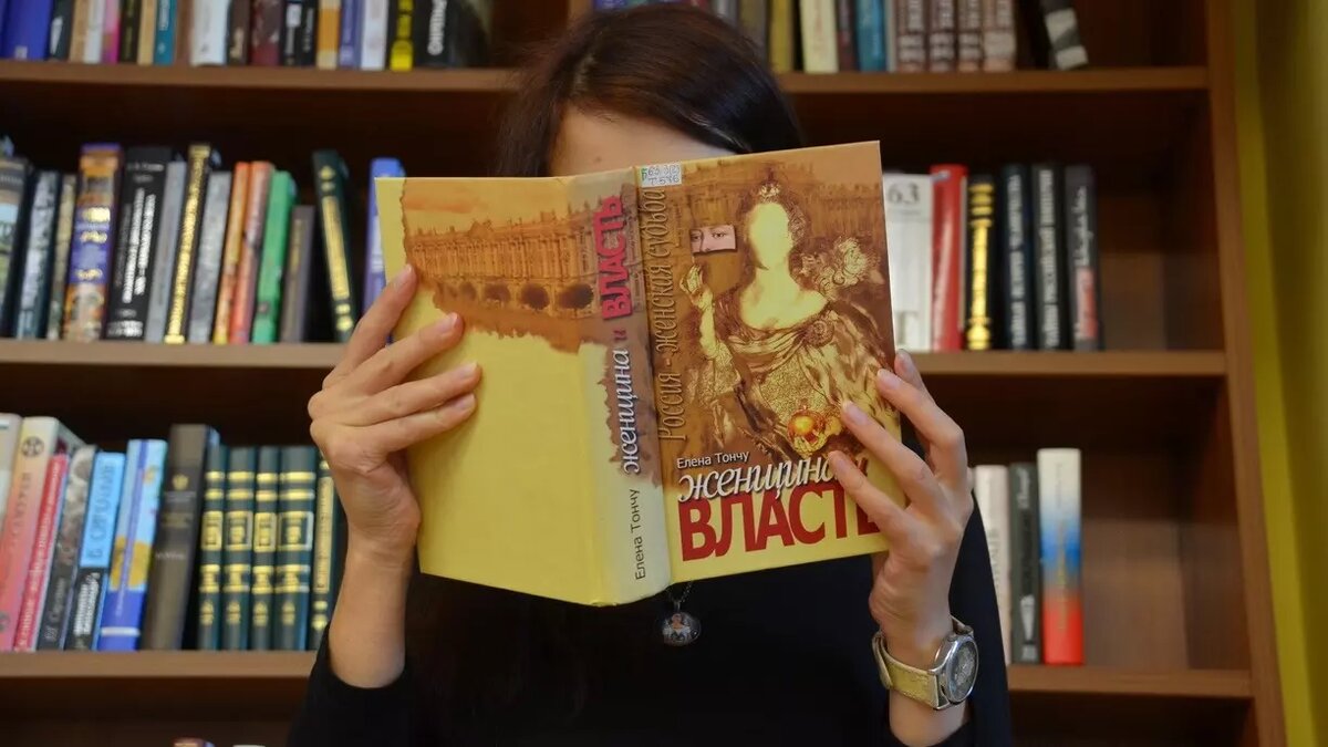     Юрист связывает изменения с практикой «запретов» отдельных авторов и книг.