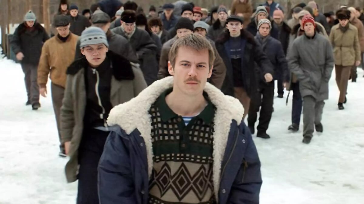     Популярный сериал «Слово пацана. Кровь на асфальте» вслед за зрителями начал завоевывать соцсети. Дошло до того, что лексикон сериала стал сетевым слэнгом, а его цитирование вошло в ТОПы поисковых запросов.