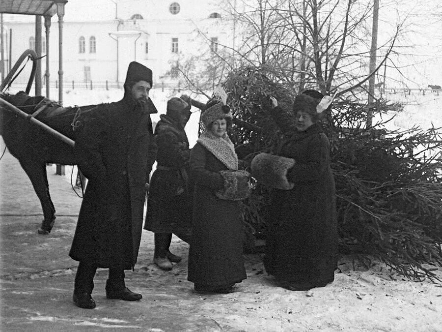 Ёлку везут домой, 1910-е года. Георгий Несытов/Архив А.А.Акилова/russiainphoto.ru