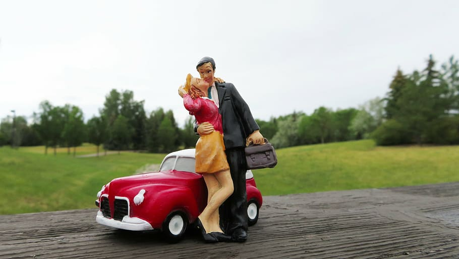 https://p2.piqsels.com/preview/915/129/142/kissing-couple-car-man.jpg