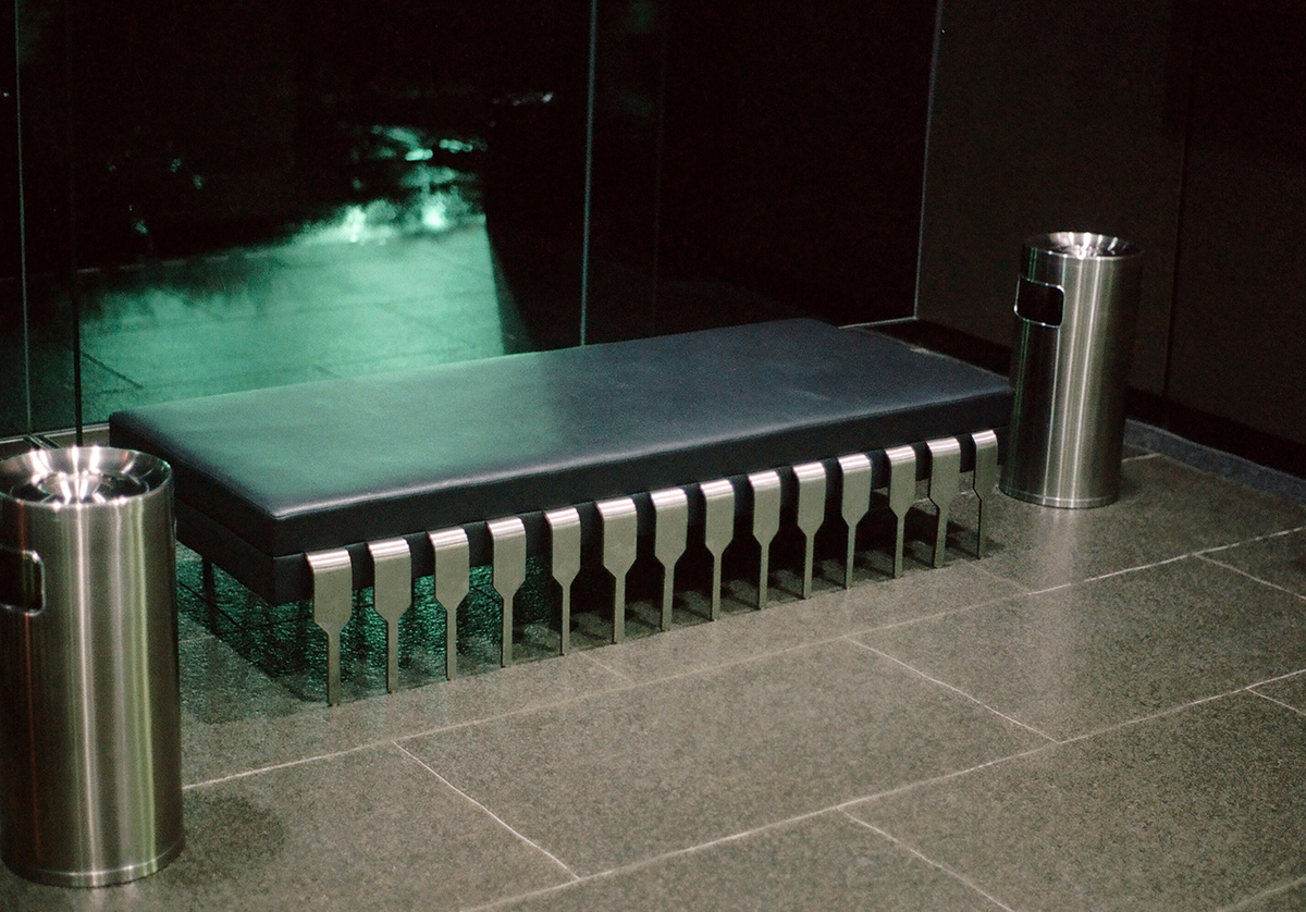 По описанию это лавочка из токийского офиса Toshiba времен 90-х