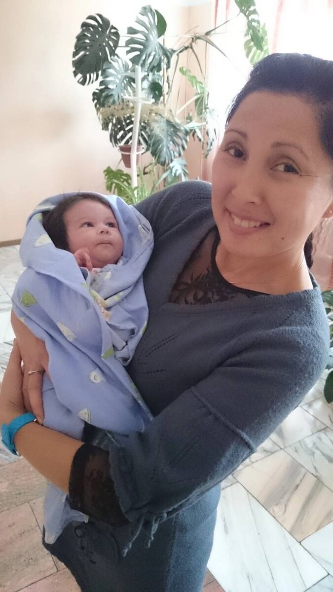 Счастливая Марина с новорожденной Аней. Фото: личный архив