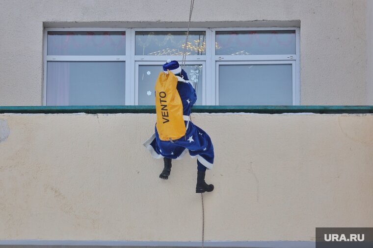    Альпинист работал ночью на высоте